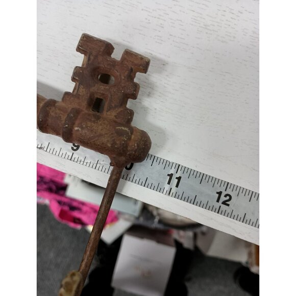 Vintage Cast Iron Skeleton Key Shaped 3 Hook Wall Coat Hanger Key Holder Rustic - Picture 6 of 7